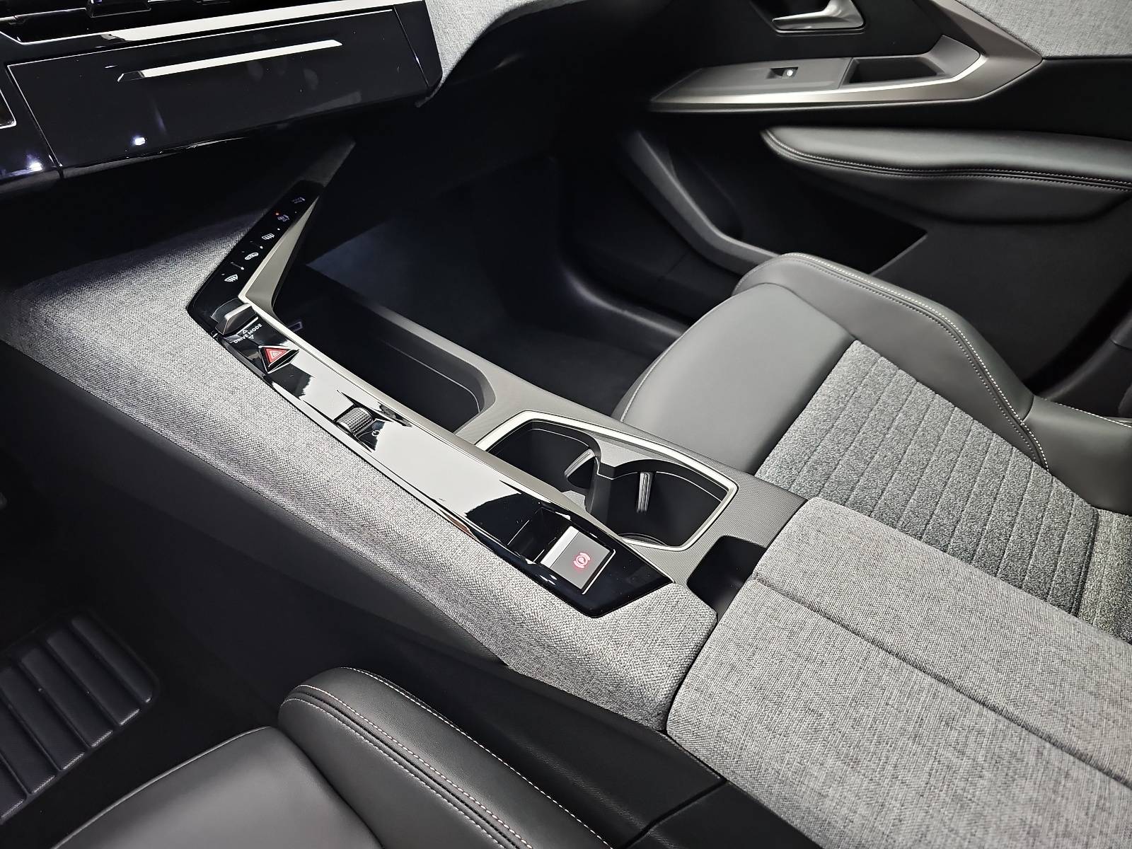 PEUGEOT 3008 1.2 HYBRID 145 E-DSC6 ALLURE LED DAB WINTER AHK LM