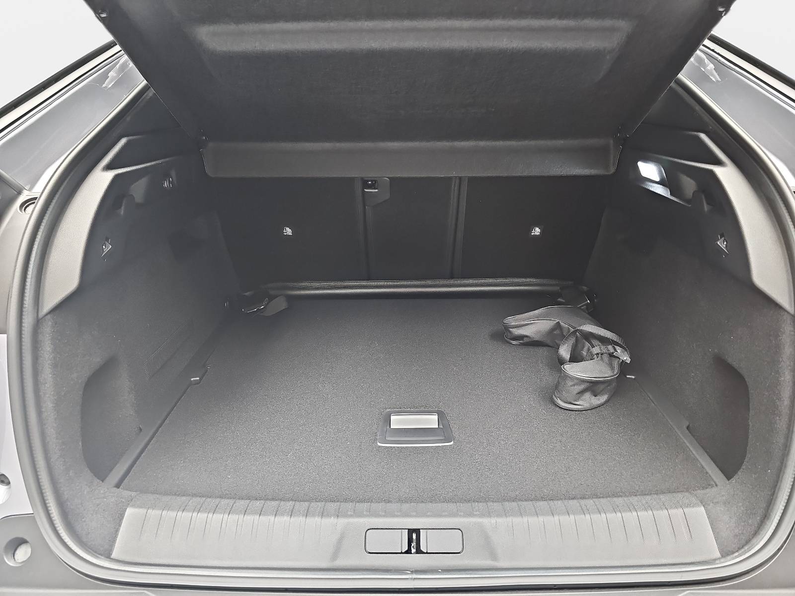 PEUGEOT 3008 1.2 HYBRID 145 E-DSC6 ALLURE LED DAB WINTER AHK LM