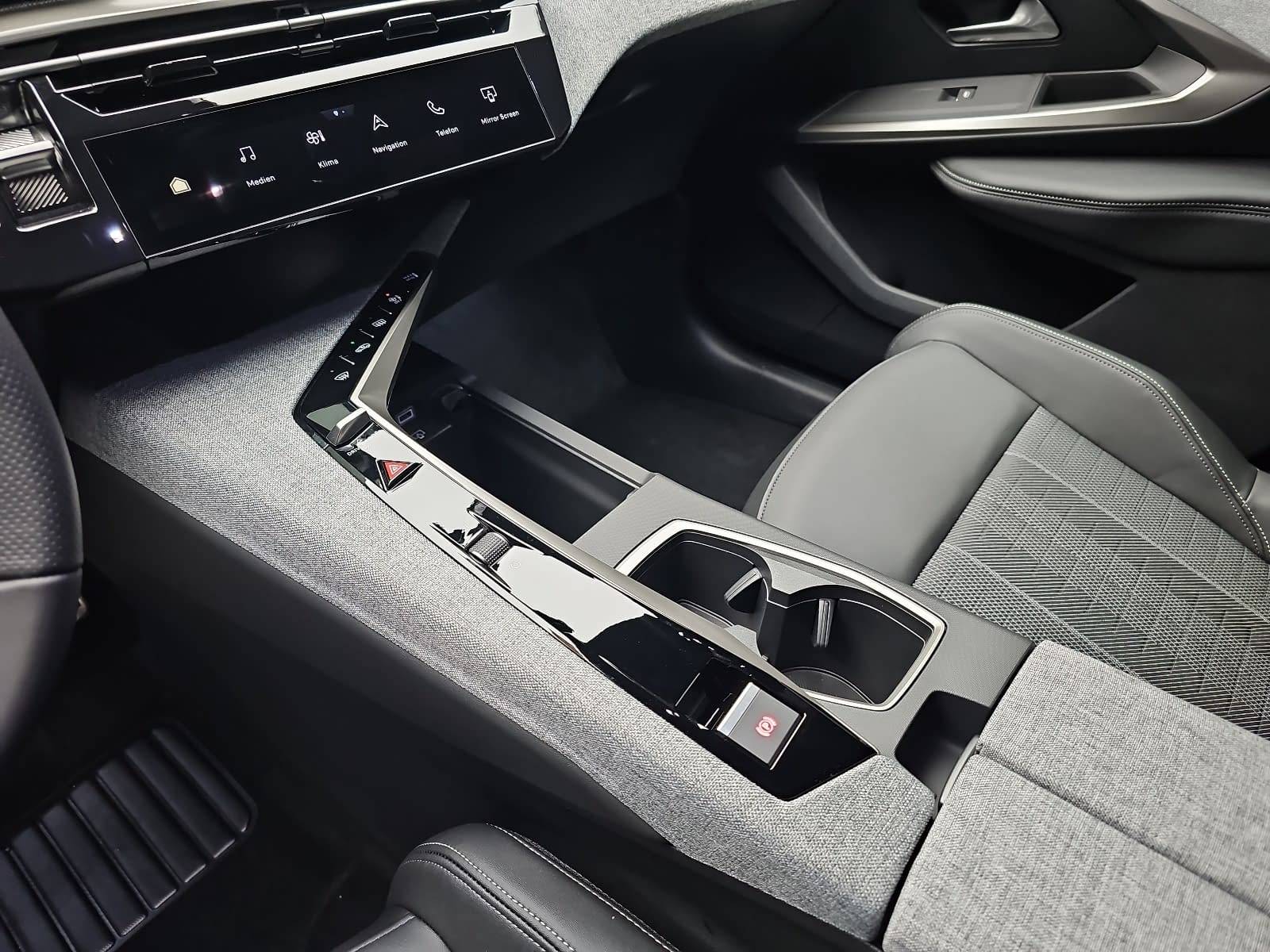 PEUGEOT 3008 1.2 HYBRID 145 E-DSC6 GT NAVI KLIMA LED AHK LM19