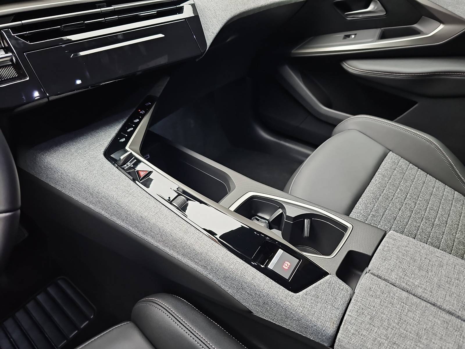 PEUGEOT 5008 1.2 HYBRID 145 E-DSC6 ALLURE KLIMA LED 7-S DAB 360