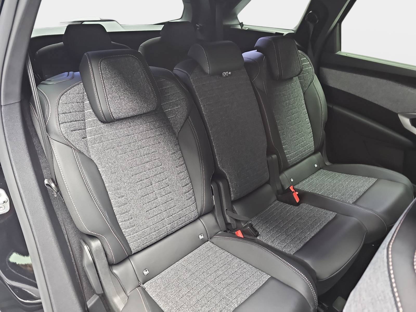 PEUGEOT 5008 1.2 HYBRID 145 E-DSC6 ALLURE KLIMA LED 7-S DAB 360