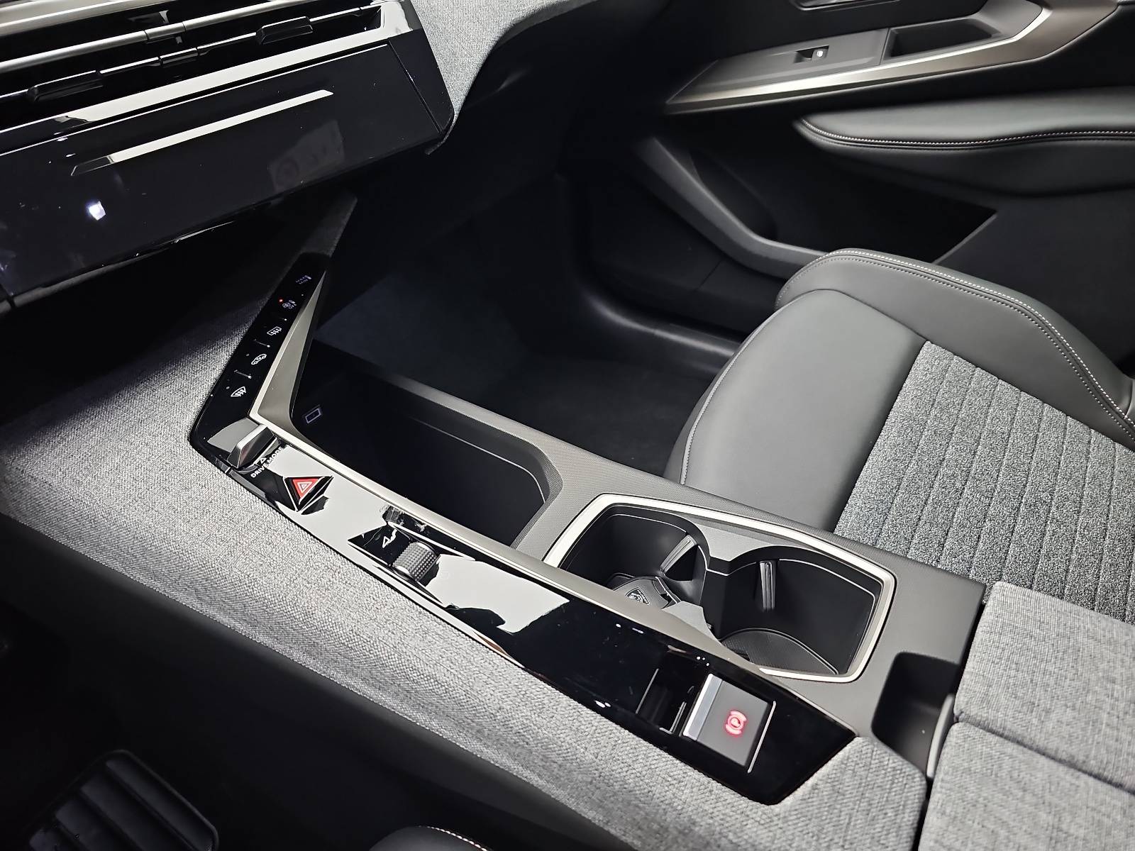 PEUGEOT 5008 1.2 HYBRID 145 E-DSC6 ALLURE KLIMA LED 7-S DAB 360