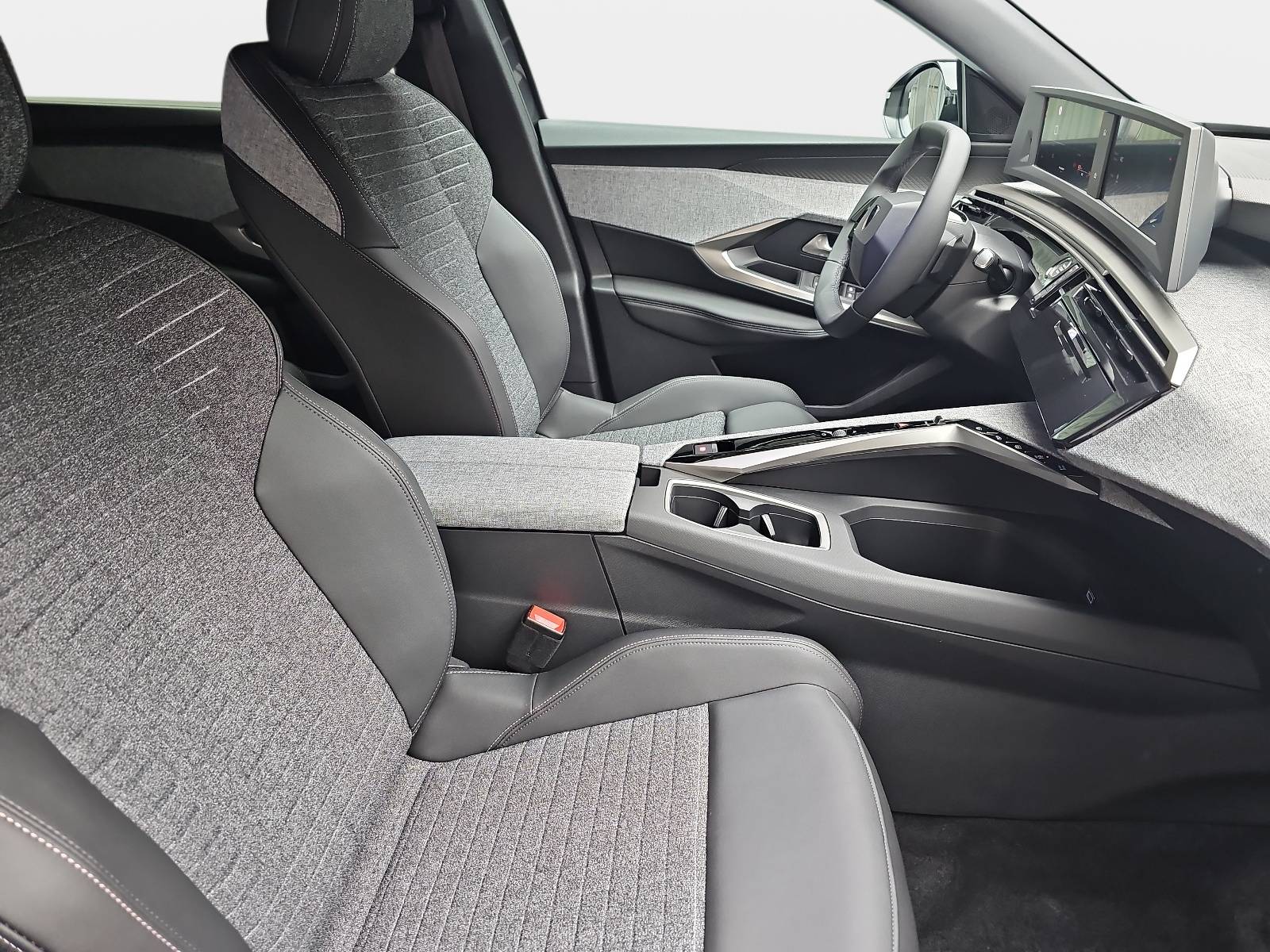 PEUGEOT 5008 1.2 HYBRID 145 E-DSC6 ALLURE KLIMA LED 7-S DAB 360