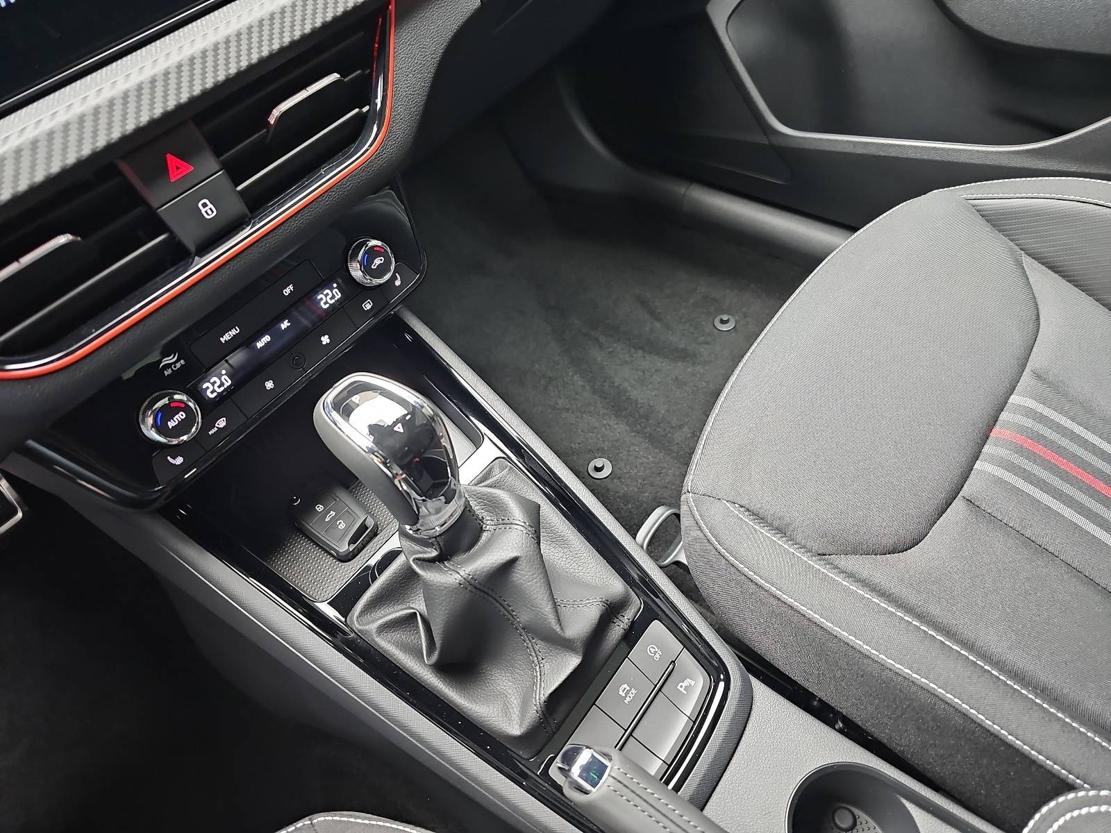 SKODA KAMIQ 1.0 TSI DSG MONTE CARLO LED PANORAMA WINTER KAMERA