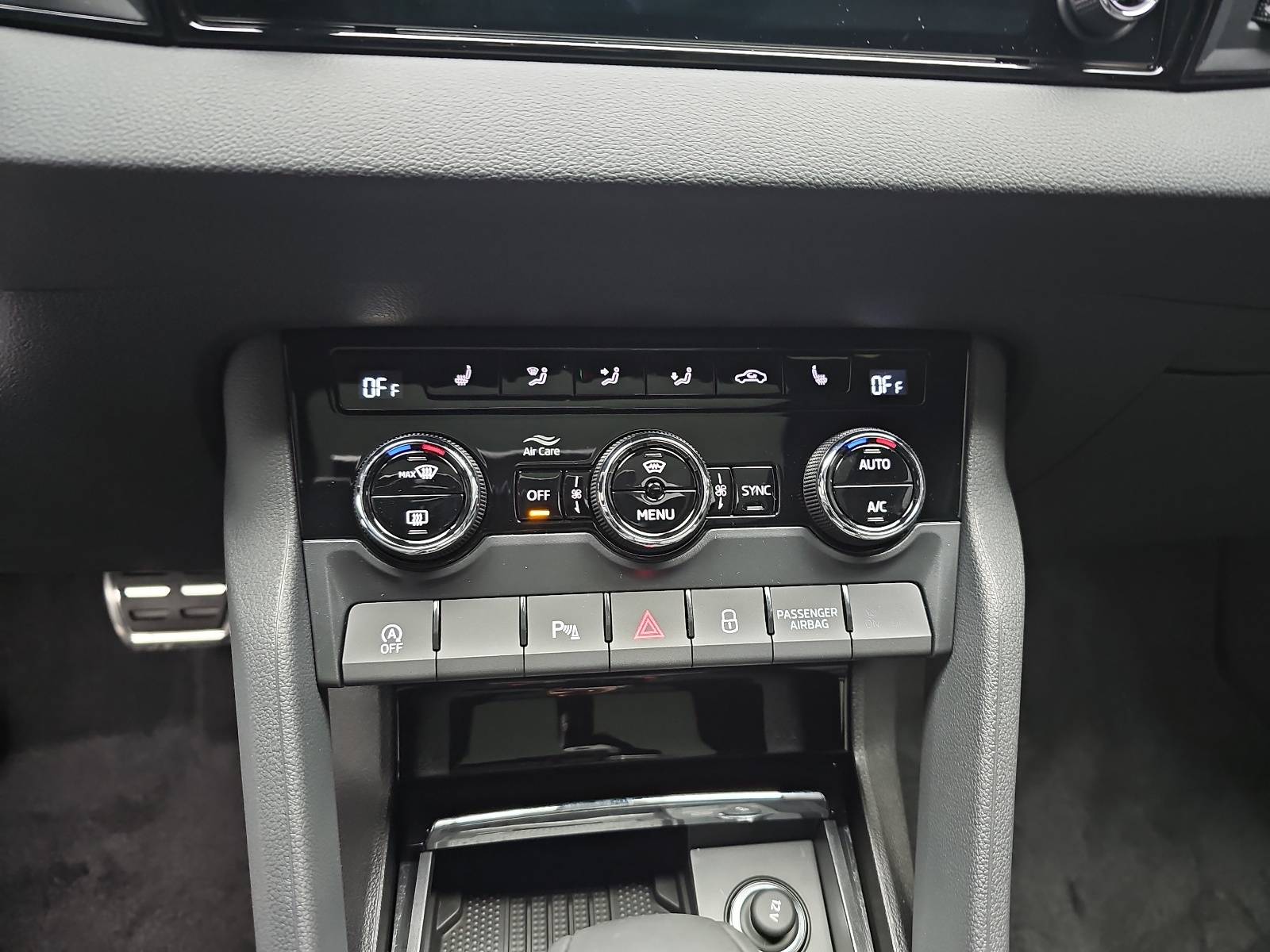 SKODA KAROQ 1.5 TSI DSG SPORTLINE NAVI LED PANO ACC WINTER KAM