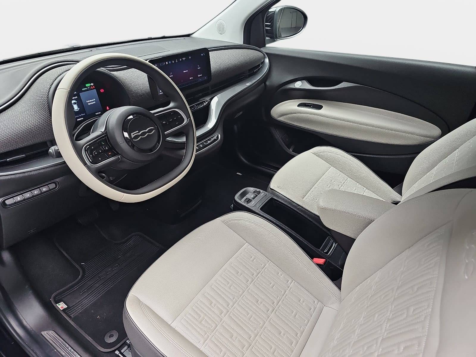 FIAT 500E ELEKTRO 42 KWH WINTERRÄDER BY BOCELLI NAVI KLIMA LED JBL APPLE/ANDROID LM17