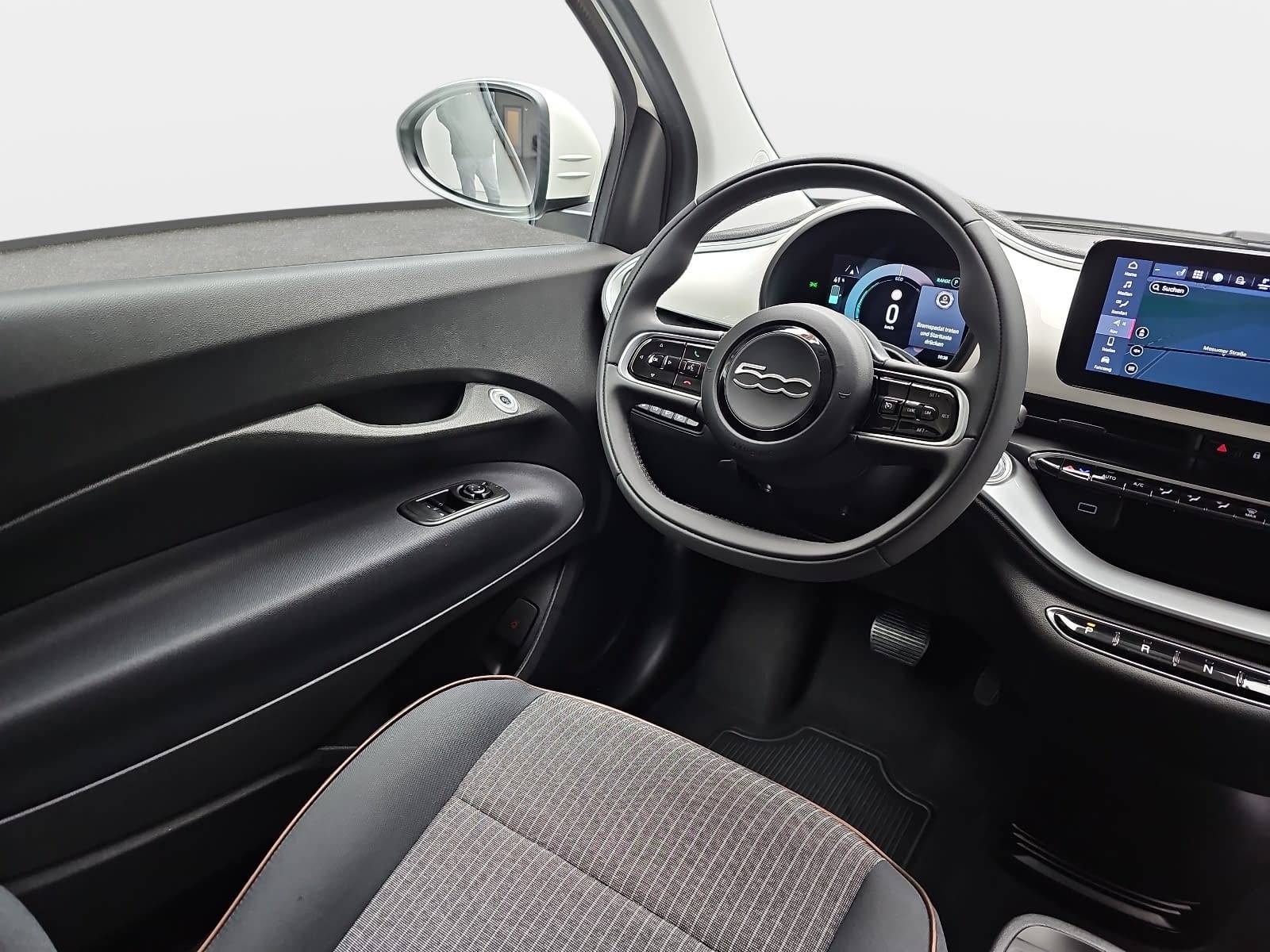 FIAT 500E ELEKTRO 42 KWH 3+1 ICON NAVI KLIMA DAB APPLE/ANDROID LM