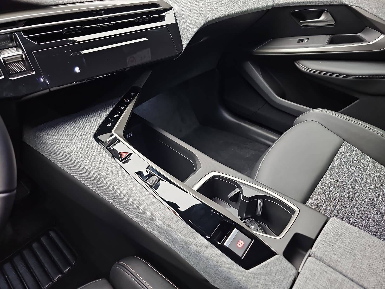 PEUGEOT 3008 1.2 HYBRID 145 E-DSC6 ALLURE LED DAB WINTER AHK LM