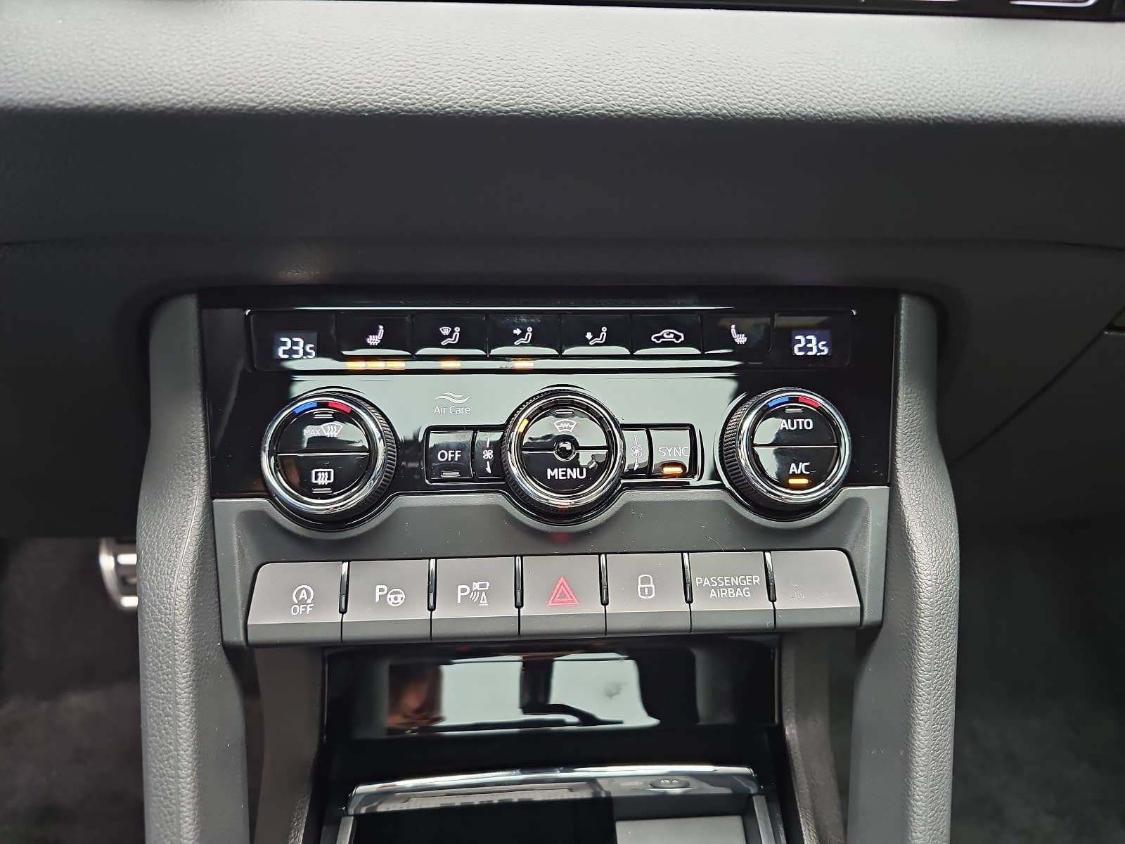 SKODA KAROQ 1.5 TSI DSG SPORTLINE NAVI LED-MATRIX PANO CANTON 