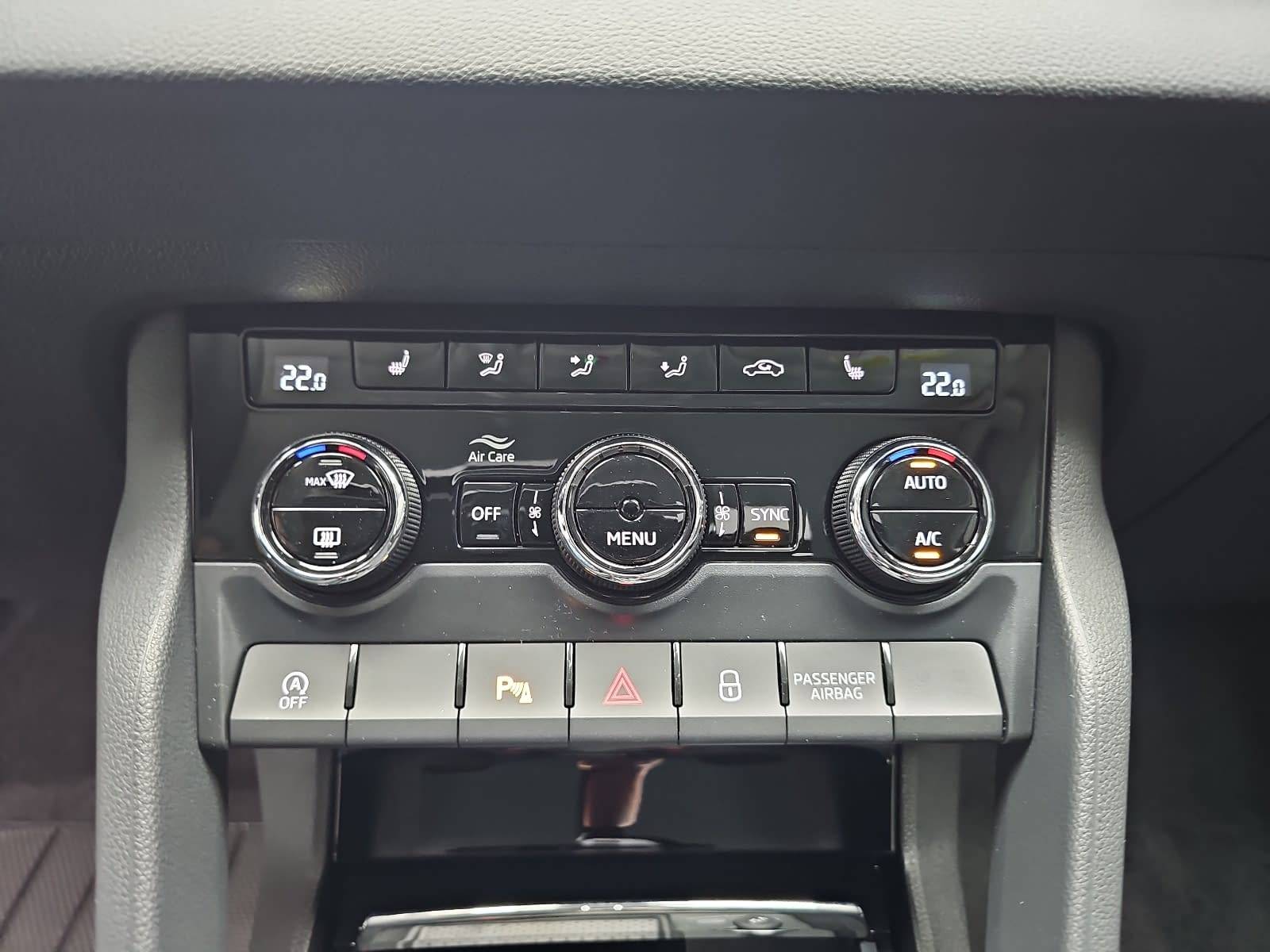 SKODA KAROQ 1.5 TSI DSG 130 JAHRE LED AHK LM